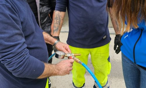 Tecnici durante prova di tenuta su serbatoi e cisterne